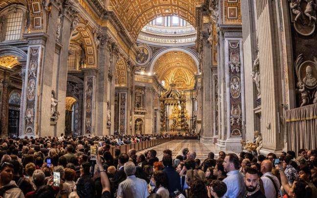 Largas colas en la Basílica de San Pedro para despedirse de Francisco / Agencias Largas colas en la Basílica de San Pedro para despedirse de Francisco