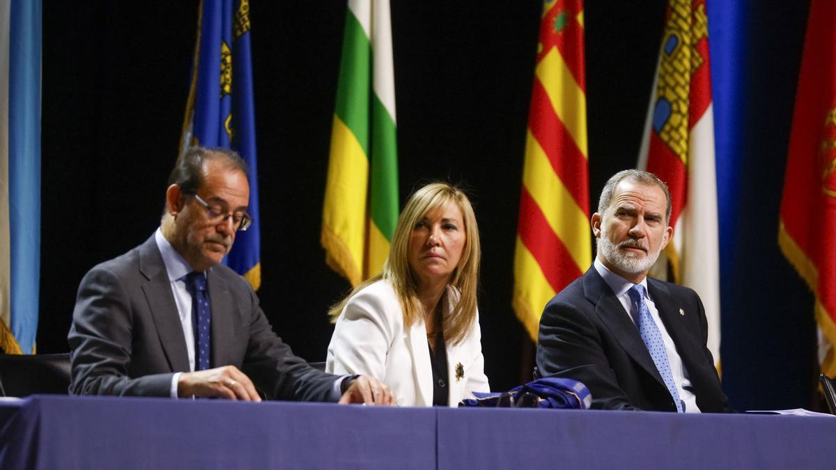 Isabel Perelló junto a Felipe VI en el el acto de entrega de despachos a la nueva promoción de la Carrera Judicial.