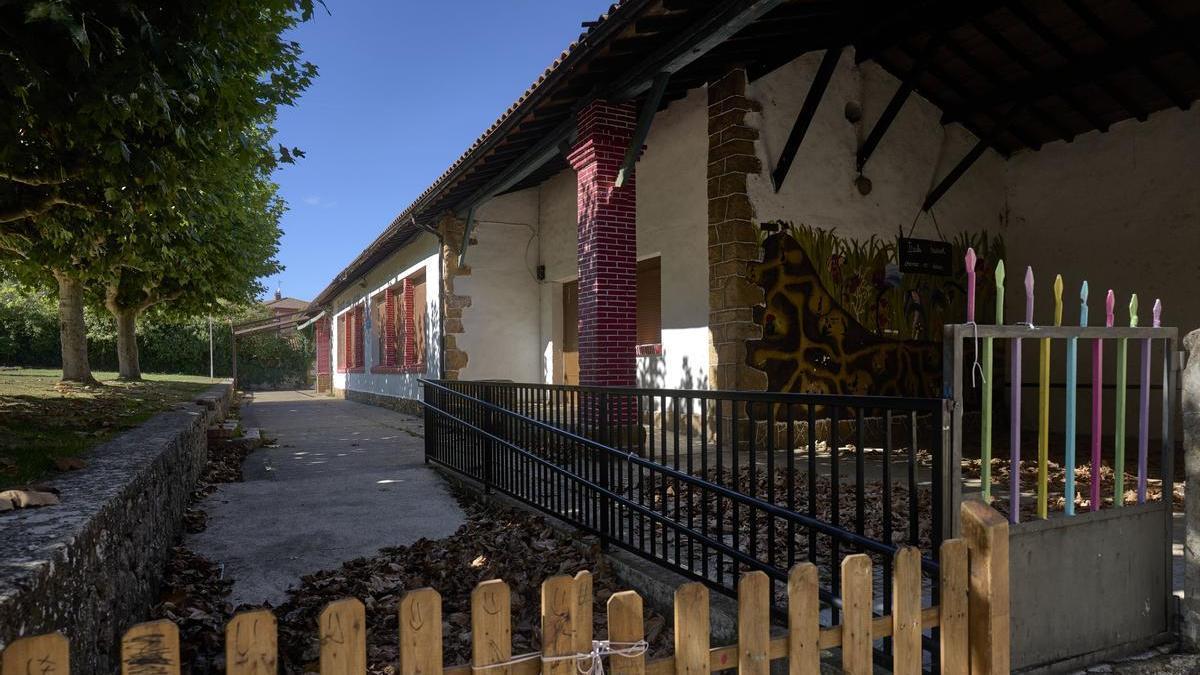 Vista del edificio donde se celebran los campamentos de Bernedo.