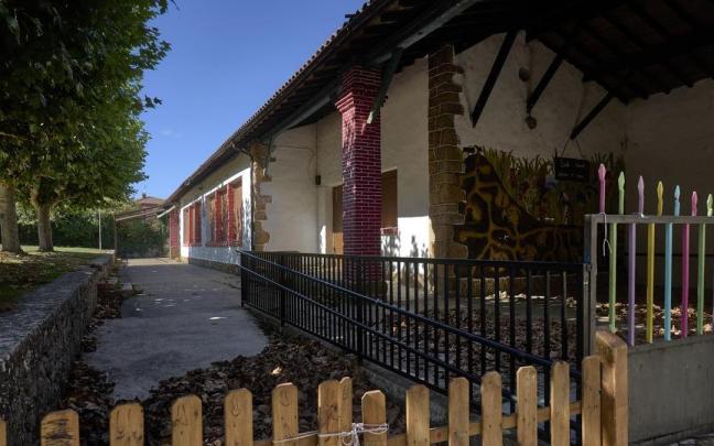 Vista del edificio donde se celebran los campamentos de Bernedo.