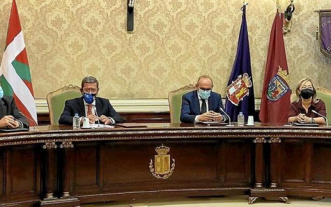 Firma del último acuerdo entre Álava y Burgos para atender a los habitantes de Trebiño.