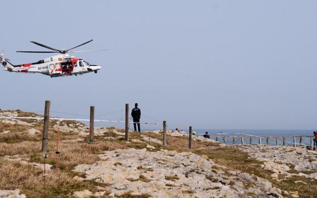 Equipos de rescate y servicios de emergencias trabajan en el lugar de los hechos, la playa de El Bocal.