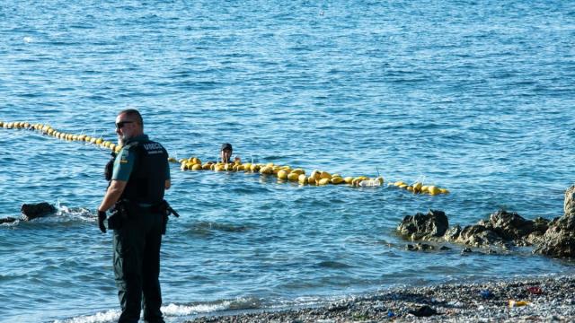 Un migrante, en la costa ceutí.