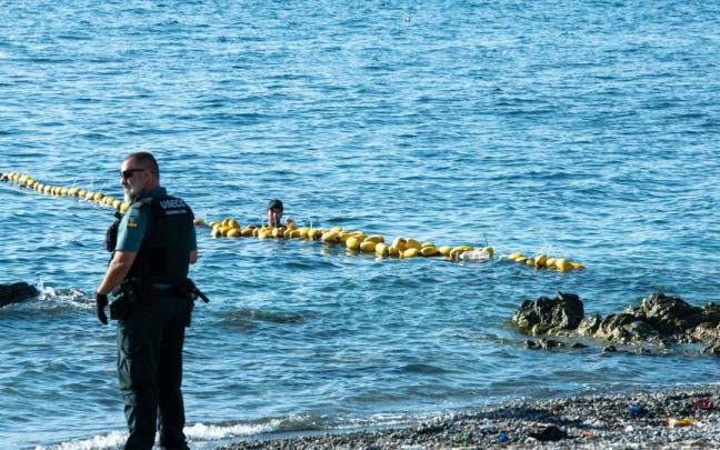 Un migrante, en la costa ceutí.