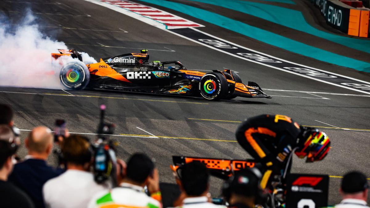 Lando Norris realiza trompos para celebrar su título mundial en Yas Marina.