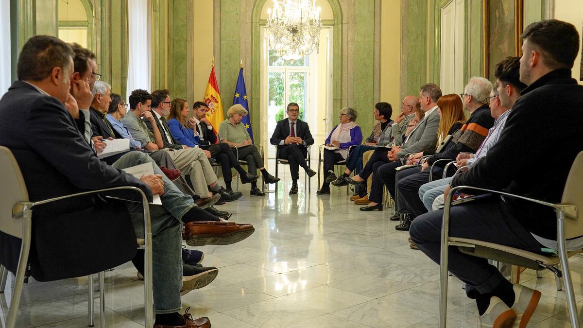 El ministro Félix Bolaños se reúne con víctimas de abusos en la Iglesia.