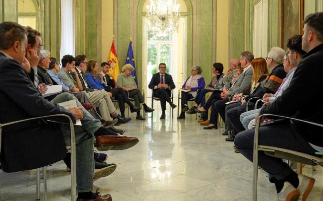 El ministro Félix Bolaños se reúne con víctimas de abusos en la Iglesia.