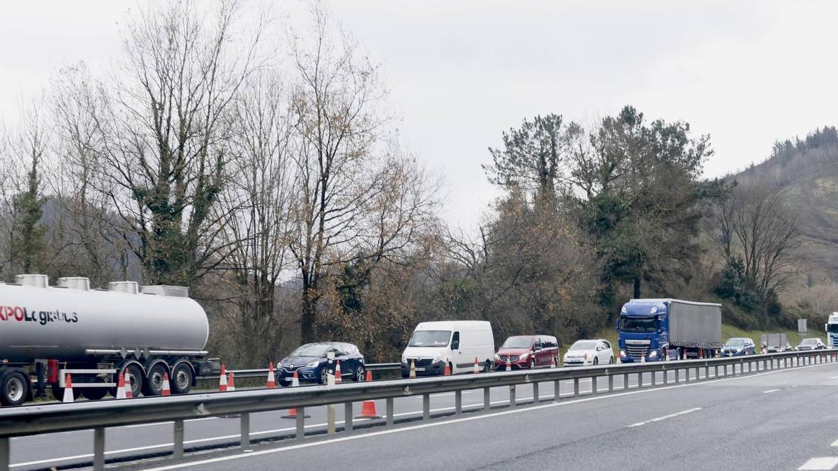 Retenciones por el vuelco de un camión en la AP-8 en Deba. JAVI COLMENERO