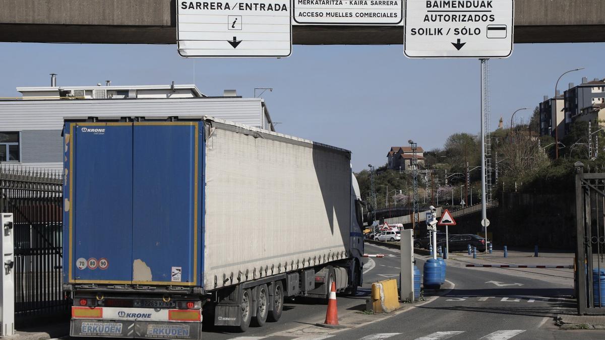 Un camión entra en el puerto de Pasaia, uno de los puntos de salida de las exportaciones vascas.