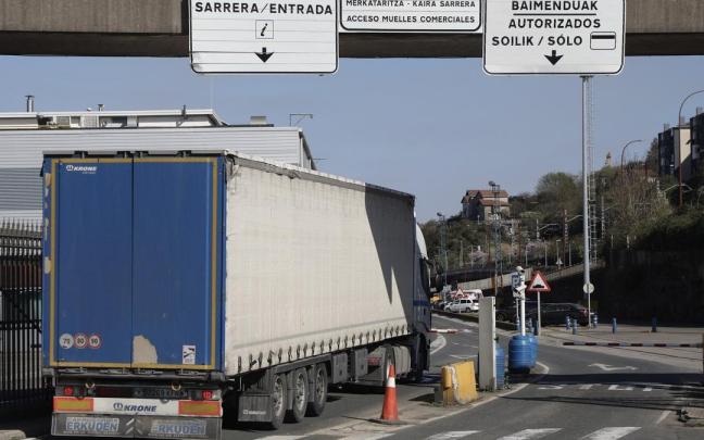 Un camión entra en el puerto de Pasaia, uno de los puntos de salida de las exportaciones vascas.