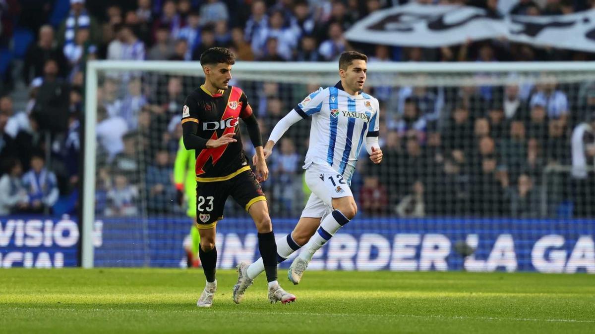 Zakharyan y Óscar Valentín durante el partido de la temporada pasada. / R.S.