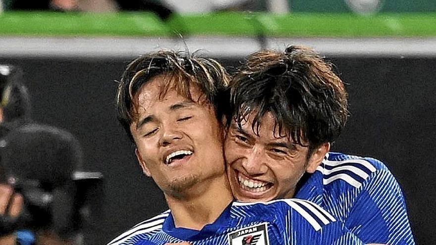 Kubo celebra con Asano el tercer gol del partido. | FOTO: EFE