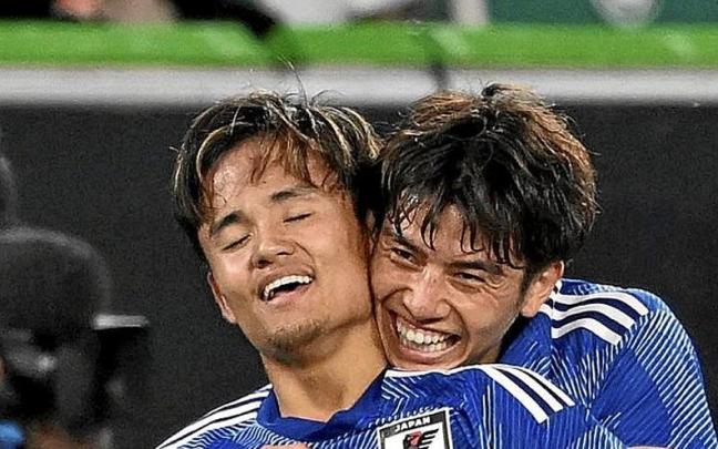 Kubo celebra con Asano el tercer gol del partido. | FOTO: EFE