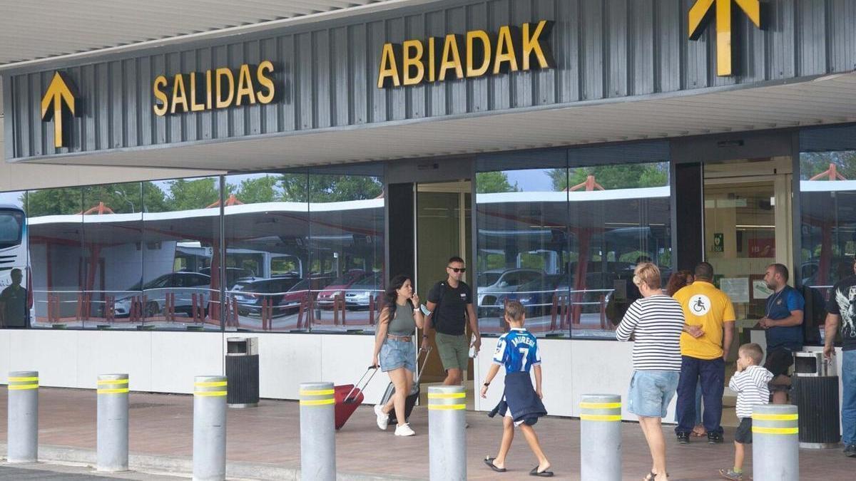 Puerta de acceso a las salidas del aeropuerto de Foronda