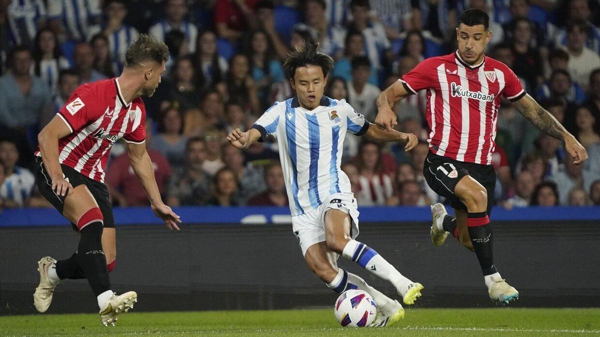 Kubo, junto a Yuri, en una acción del pasado derbi de Anoeta. / RUBEN PLAZA