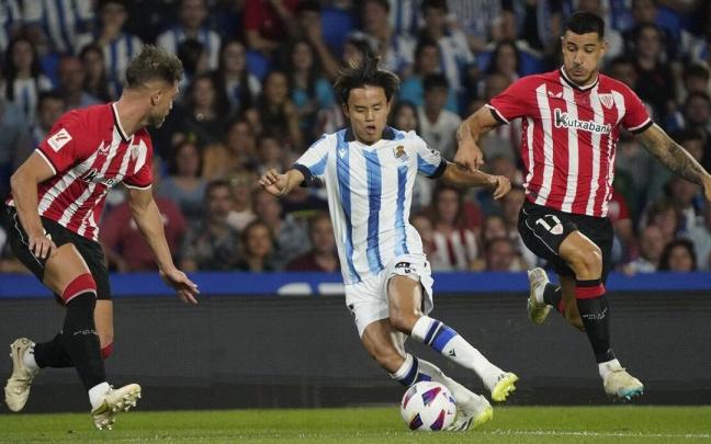 Kubo, junto a Yuri, en una acción del pasado derbi de Anoeta. / RUBEN PLAZA