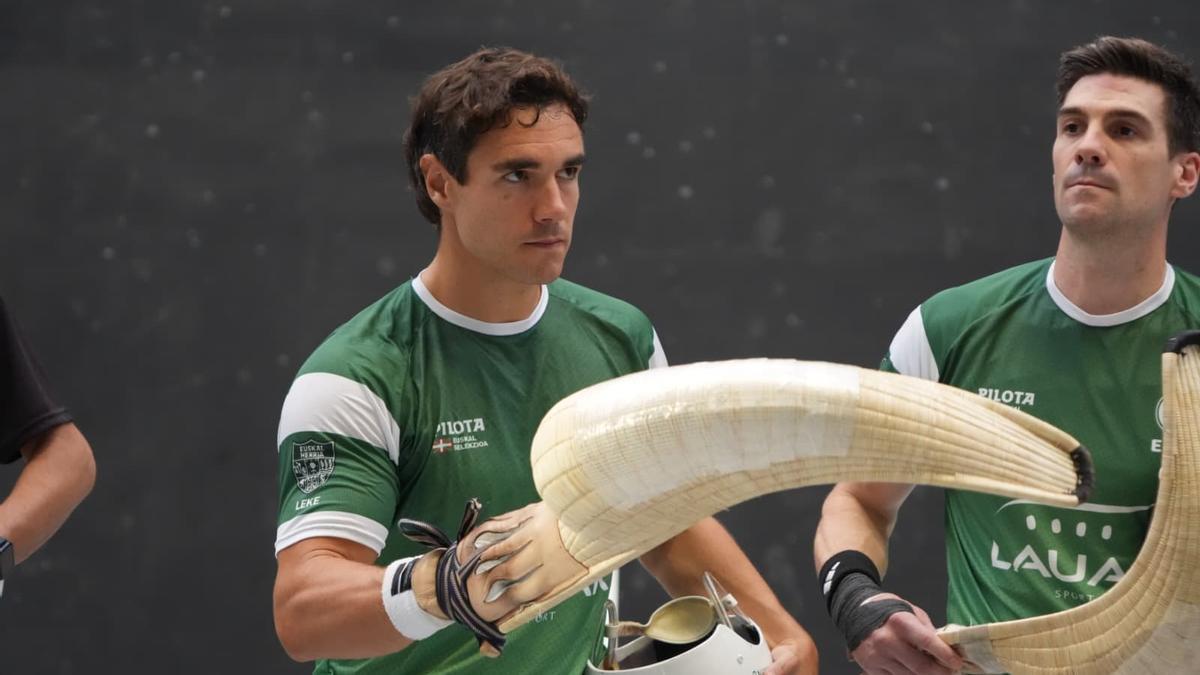 En imágenes: Barandika y Lekerika (Euskal Selekzioa) se enfrentan a Johan y Gorka Sorozabal (Estados Unidos) en la final del Mundial de cesta punta por parejas.