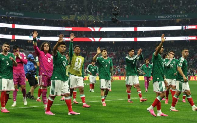 Jugadores de México reaccionan este domingo, al finalizar un partido por los octavos de final del Mundial de la FIFA 2026 entre México e Inglaterra.
