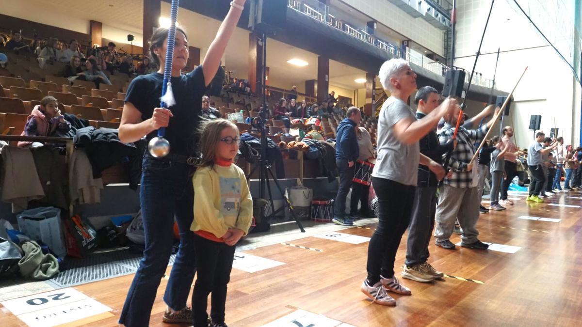 Amaia De Castro y Ainara Betegi, directoras de Vivero e Iturri, compañías que debutan en la tamborrada de este año, en uno de los ensayos en el frontón Izarraitz de la pasada semana.