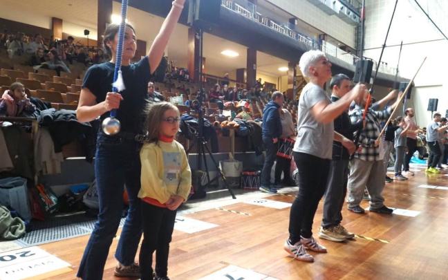 Amaia De Castro y Ainara Betegi, directoras de Vivero e Iturri, compañías que debutan en la tamborrada de este año, en uno de los ensayos en el frontón Izarraitz de la pasada semana.