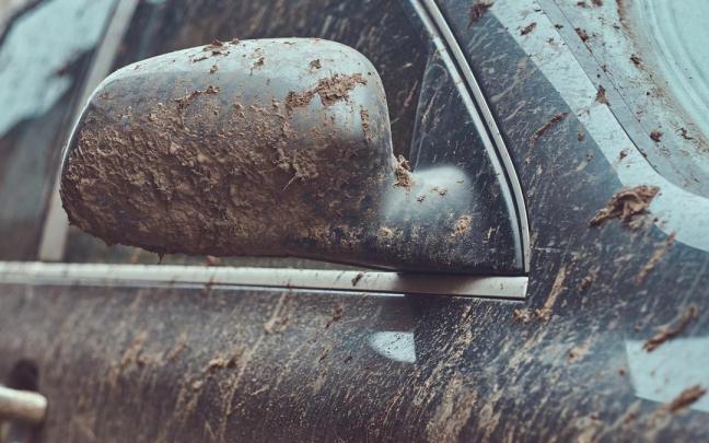 Un coche sucio y embarrado.