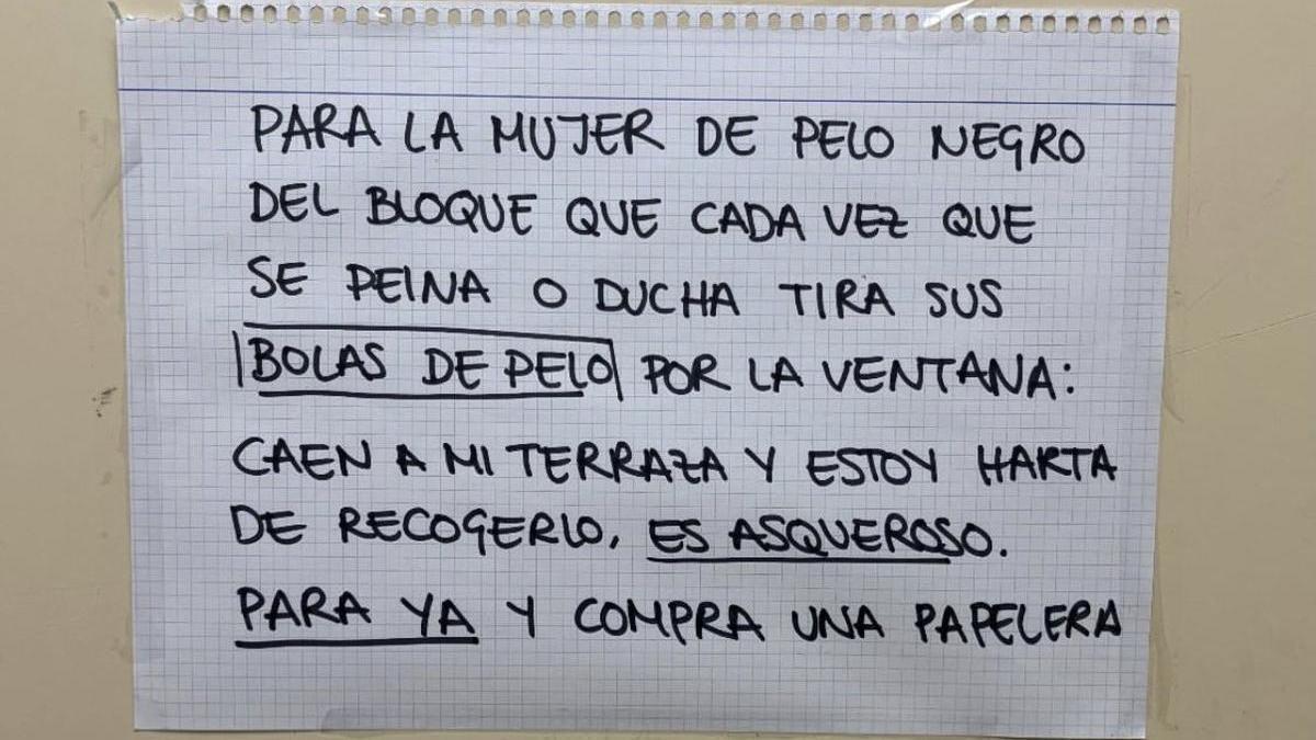 El cartel criticando la falta de higiene de una vecina que ha sido viral en redes sociales