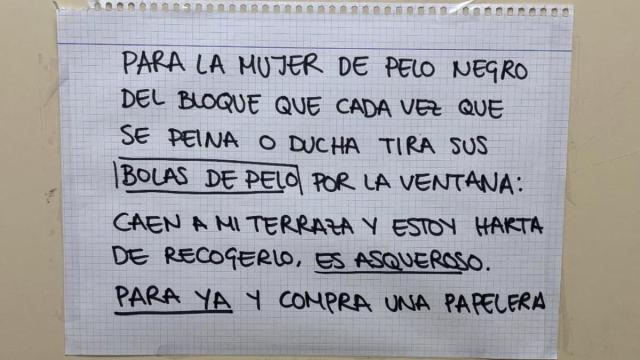 El cartel criticando la falta de higiene de una vecina que ha sido viral en redes sociales