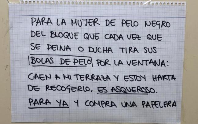 El cartel criticando la falta de higiene de una vecina que ha sido viral en redes sociales