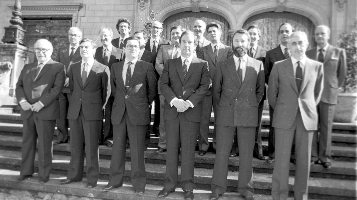 Toma de posesión del primer Gobierno Vasco de la democracia, el 30-04-1980 en Gasteiz. Preside Garaikoetxea