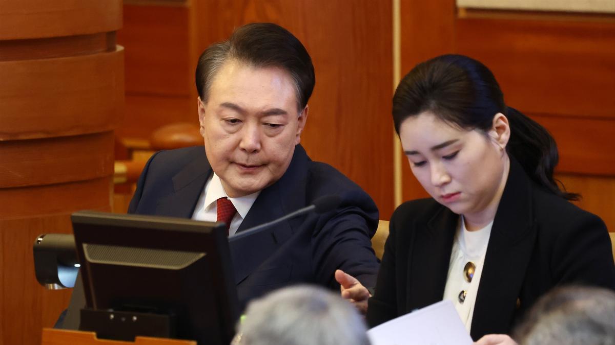 El presidente de Corea del Sur, Yoon Suk Yeol, y su abogada Kim Gye-ri en el Tribunal Constitucional surcoreano.