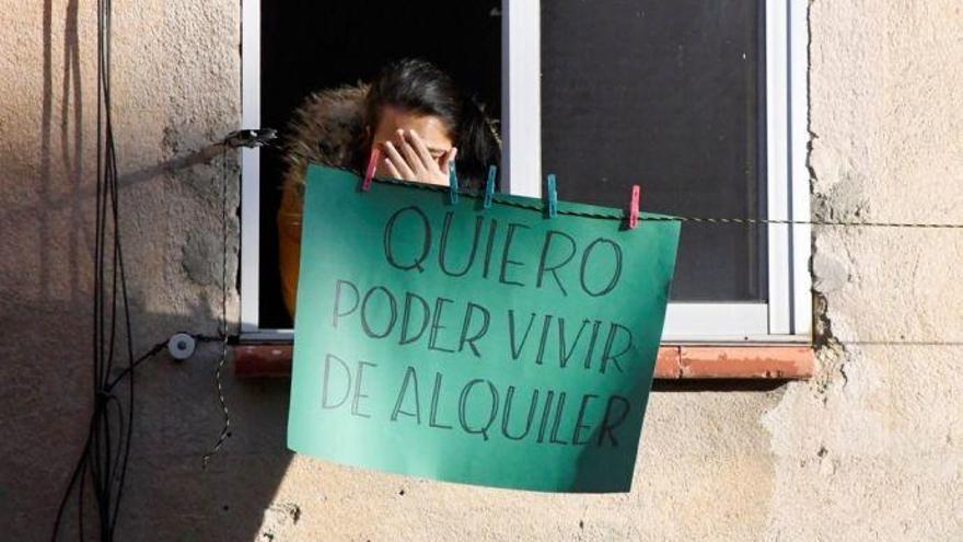 Una mujer protesta por un desahucio tras no poder pagar la renta.