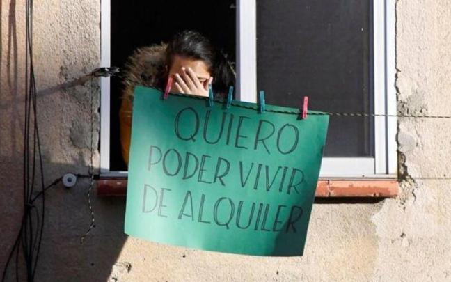 Una mujer protesta por un desahucio tras no poder pagar la renta.