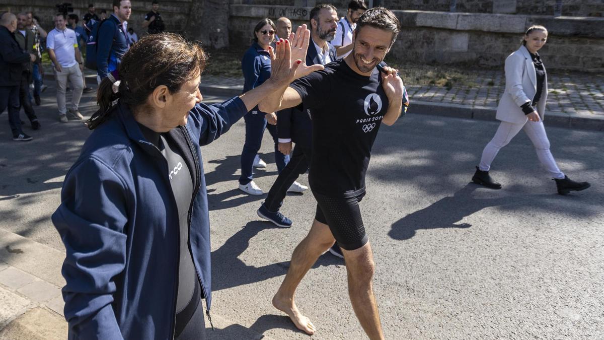 Anne Hidalgo saluda a Tony Estanguet, presidente de la organización de París 2024.