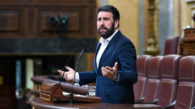 El hasta ahora diputado de EH Bildu Jon Iñarritu interviene durante una sesión plenaria en el Congreso de los Diputados.