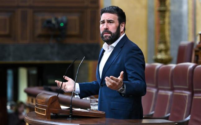 El hasta ahora diputado de EH Bildu Jon Iñarritu interviene durante una sesión plenaria en el Congreso de los Diputados.