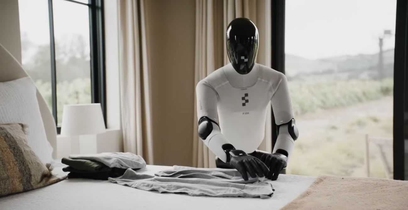 El robot humanoide Figure 03 dobla una camiseta.