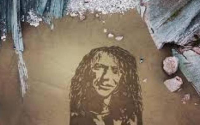 Dibujo en la arena de Robe Iniesta tras su fallecimiento.