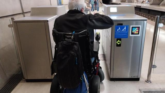 Persona en silla de ruedas en una estación de Euskotren.