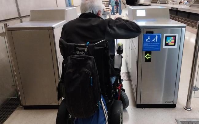 Persona en silla de ruedas en una estación de Euskotren.