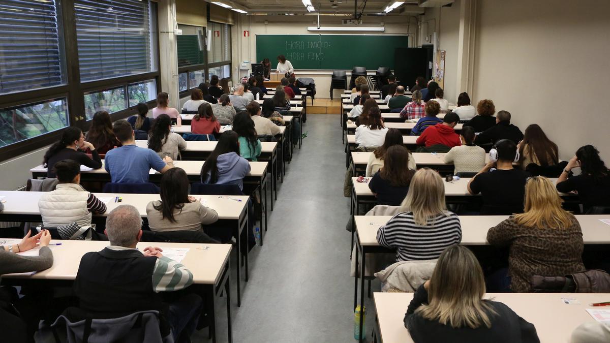 Opositores participan en una OPE para acceder a plazas en la Administración Pública.