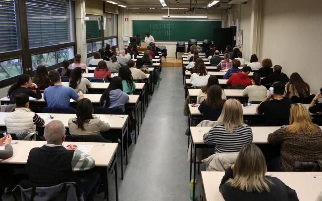 Opositores participan en una OPE para acceder a plazas en la Administración Pública.