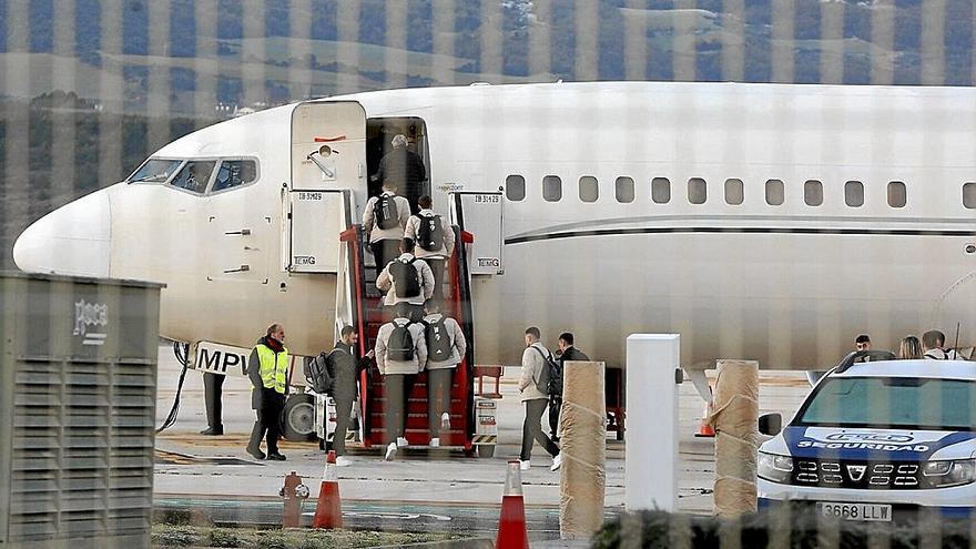 Los jugadores de Osasuna se suben al avión en Noáin