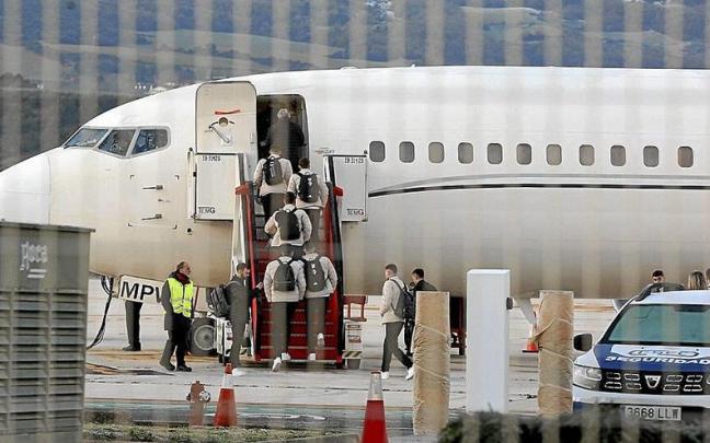 Los jugadores de Osasuna se suben al avión en Noáin