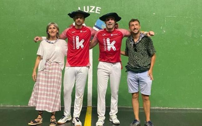 Gordon (izquierda) y Gaubeka, con las txapelas de campeones del torneo de Plentzia.