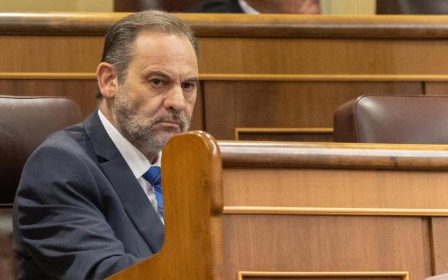 El exministro de Transportes, José Luis Ábalos, sentado en su escaño del Grupo Mixto tras ser expulsado del PSOE.