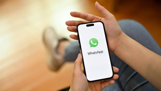 Una persona hace uso de la herramienta WhatsApp en su dispositivo móvil