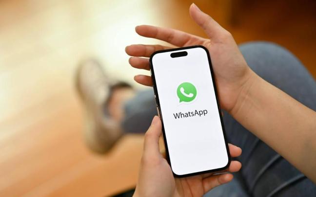 Una persona hace uso de la herramienta WhatsApp en su dispositivo móvil