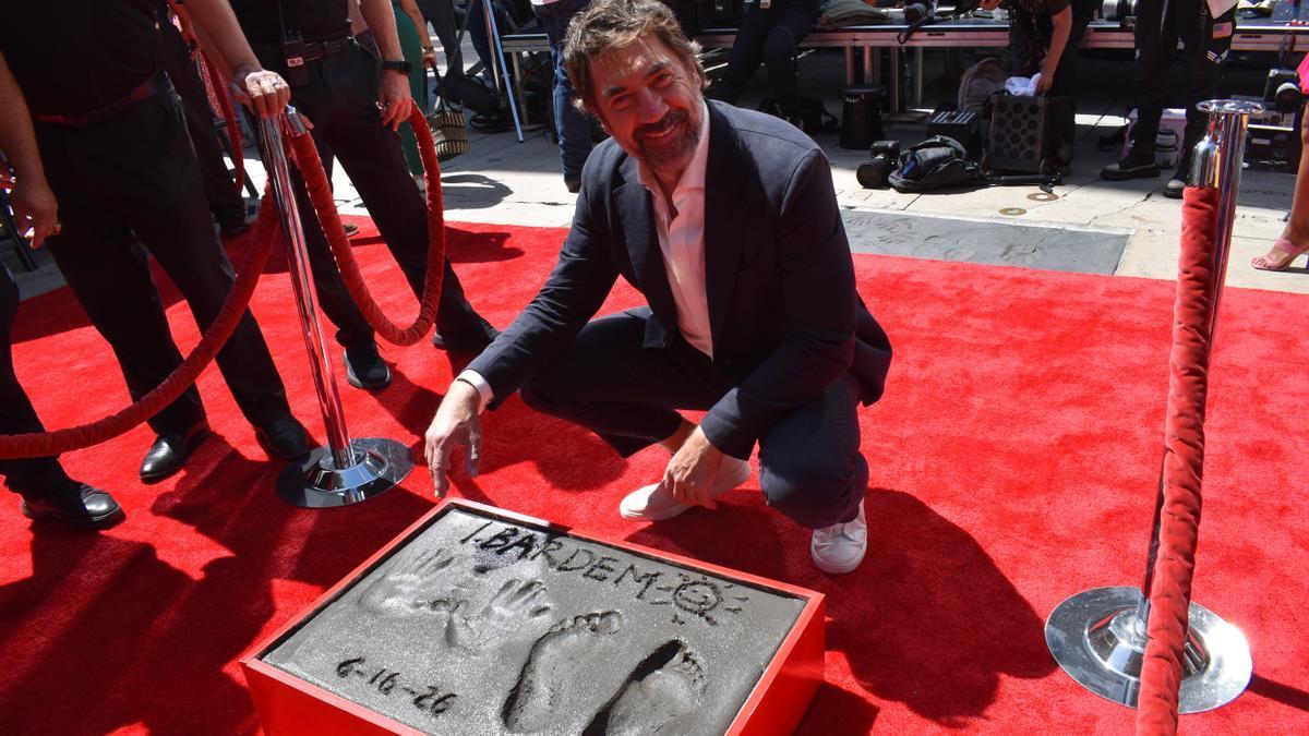 Javier Bardem junto a sus huellas en Hollywood