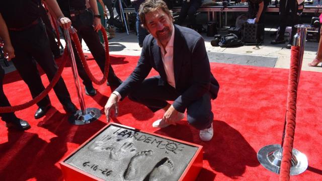 Javier Bardem junto a sus huellas en Hollywood