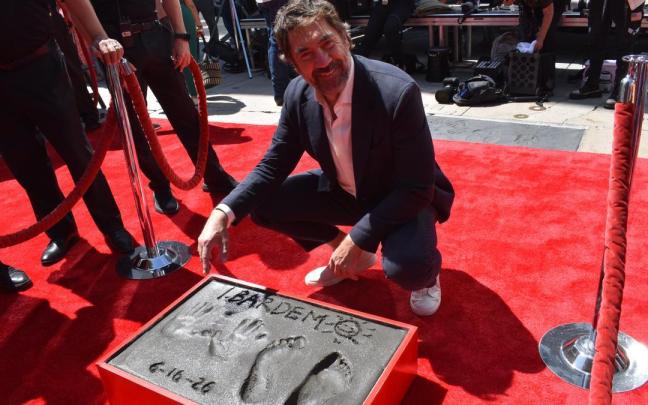 Javier Bardem junto a sus huellas en Hollywood